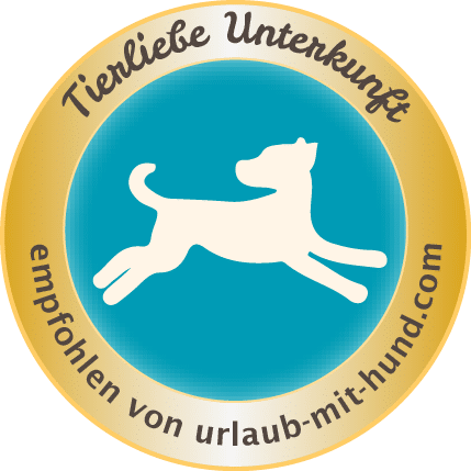 Siegel „Tierliebe Unterkunft – empfohlen von urlaub-mit-hund.com“ mit springendem Hund