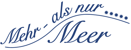 Schriftzug „Mehr als nur Meer“ — Bildmarke der Strandvillen Hartmann